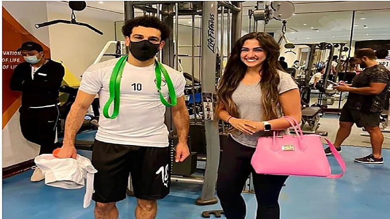 صورة محمد صلاح مع مطربة تحرج اتحاد الكرة المصري