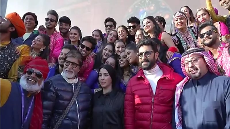 شاهد.. الفنان الهندي أميتاب باتشان يزور البوليفارد ويحضر عدداً من الفعاليات