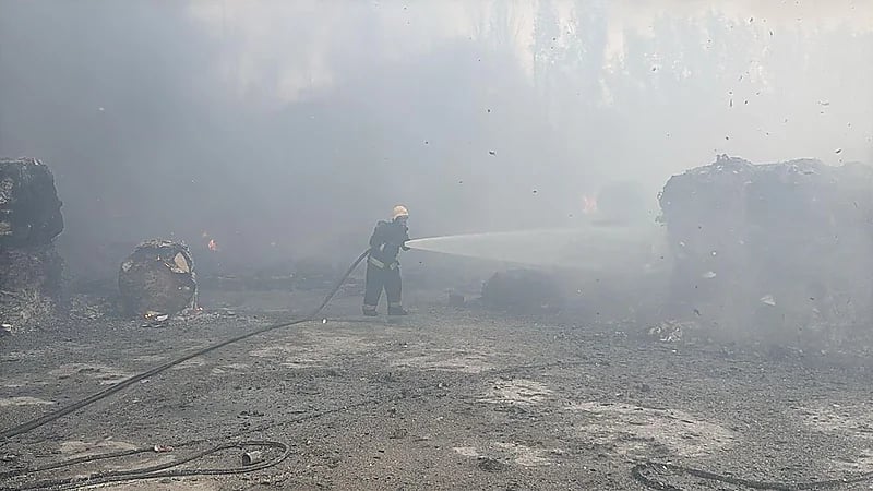 مدني البيضاء يخمد حريقًا اندلع في مخلّفات بأرض مسوّرة بحي الأنوار