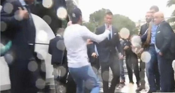 بالفيديو.. رد فعل رونالدو عندما تعامل حراسة بطريقة فظة مع أحد معجبيه