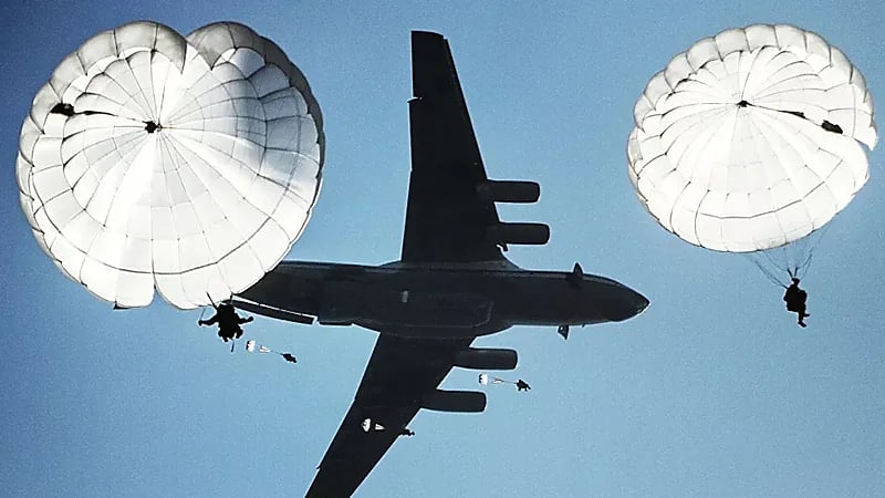 نجاة جندي بأعجوبة بعد سقوطه من طائرة