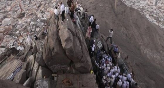 بالفيديو.. طقوس غريبة أعلى جبل غار حراء بمكة تثير استنكارا واسعا