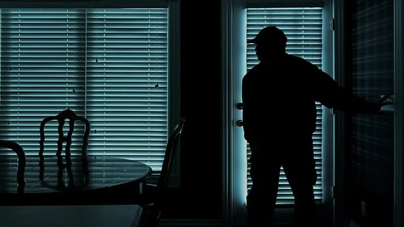 امرأة تعثر على لص نائم في غرفة الضيوف بمنزلها