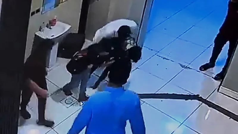 مواطن يُنقذ طفلاً من الموت اختناقًا في أبها .. فيديو