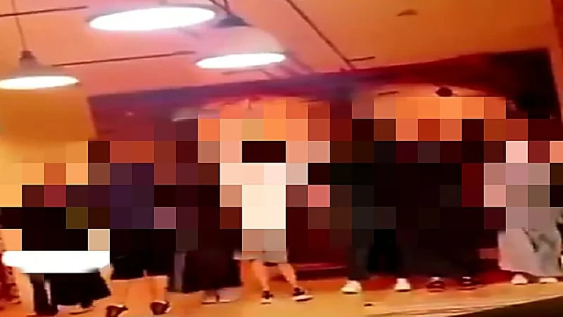 بالفيديو .. رقص غريب لفتيات محجبات مع 3 شبان