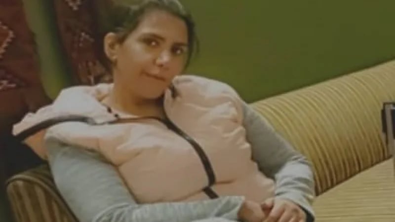 شاهد.. البلوشي ترتدي الحجاب وتفاجئ جمهورها:"هذا ليس تريند" 