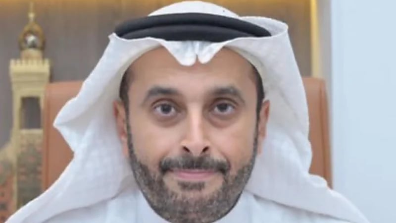 الجامع ينصح الشباب: لا تجلس على كنبة منزلك وتتصفح هاتفك بالساعات