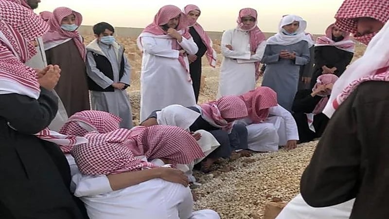 بالصور.. طلاب ثانوية يدعون لزميلهم المتوفى ويجلسون بجوار قبره بالرياض