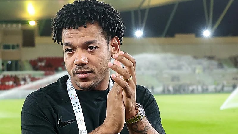 لحظة بكاء رومارينهو وسط زملائه في حفل وداعه .. فيديو