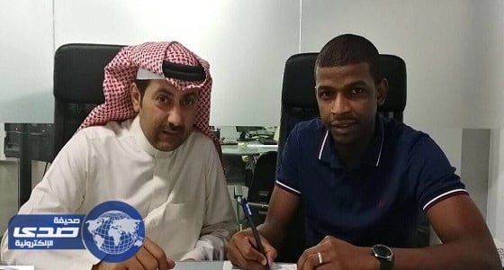 المدافع عبدالله الدوسري يُجدد عقده مع الفتح