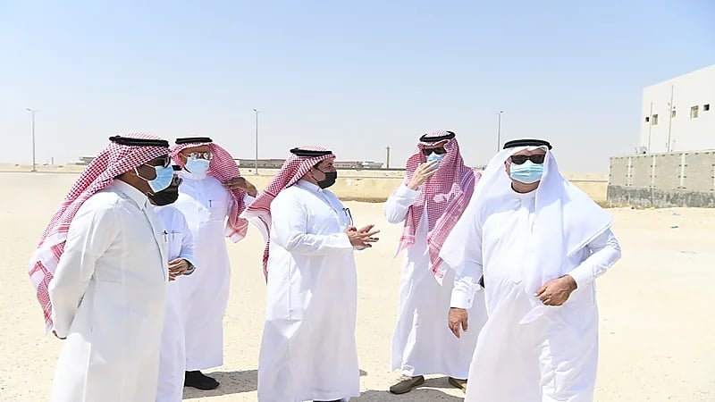 بالصور.. أمين الشرقية يتفقد المشاريع الخدمية بضاحية الملك فهد بالجبيل