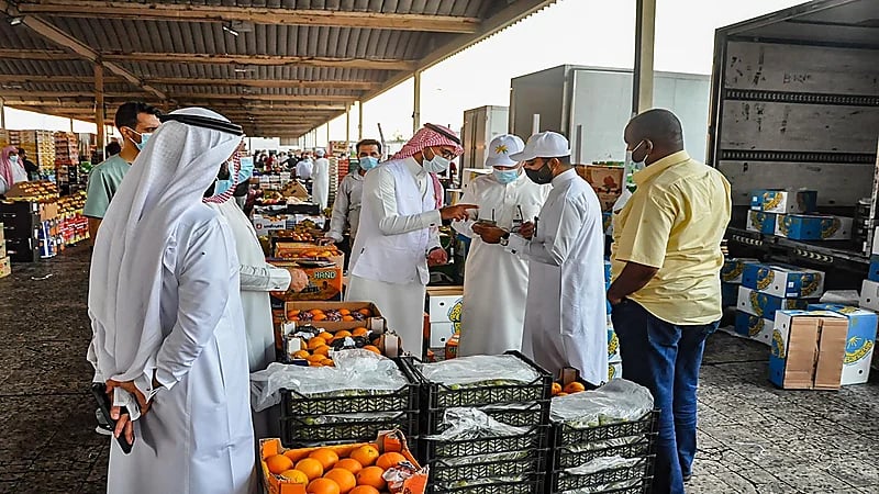 حملة الخامسة فجرًا تضبط عمالة مخالفة في سوق خضار الشرقية (صور)