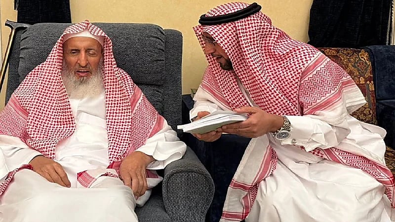 آخر صورة للمفتي العام عبدالعزيز آل الشيخ قبل وفاته… شغف بالعلم حتى أيامه الأخيرة