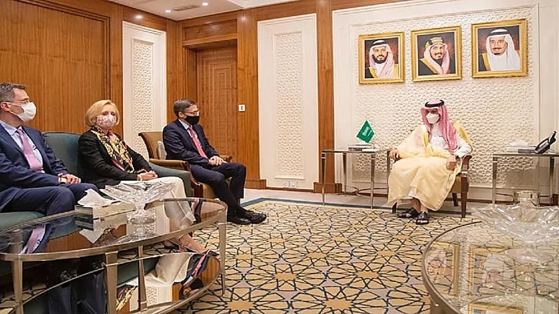 وزير الخارجية ومستشار وزارة الخارجية الأمريكية يناقشان القضايا الإقليمية والدولية