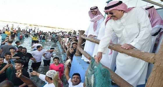 بالفيديو والصور.. أمير جازان يشارك أهالي فرسان في مهرجان صيد سمك الحريد