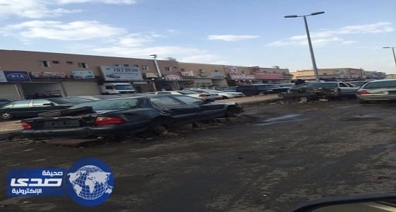 بالصور.. تكدس السيارات التالفة يشل حركة السير في طريق الواديين