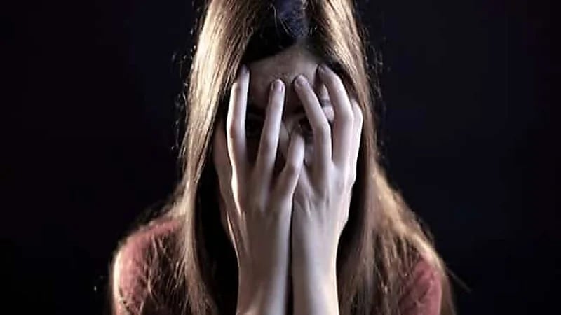 معلم يسقط من الطابق السادس بعد ضبطه في علاقة محرمة مع طالبته