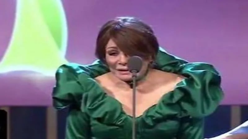 لبنى عبدالعزيز توضح سر بكائها على خشبة المسرح في مهرجان القاهرة