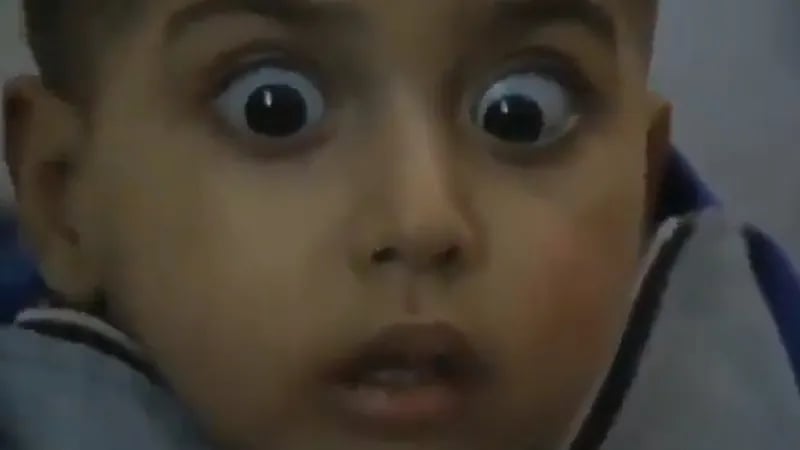 شاهد..صدمة طفل فلسطيني خرج من تحت الأنقاض بعد قصف الاحتلال الإسرائيلي