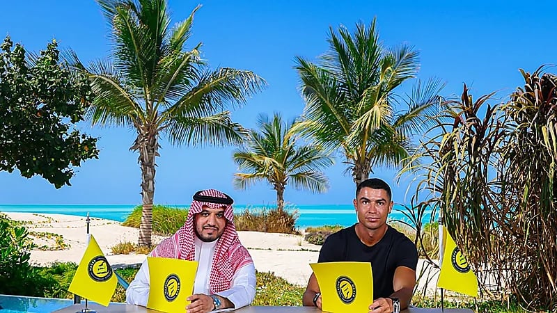 أول تعليق من رونالدو عقب تجديد عقده مع النصر .. صور