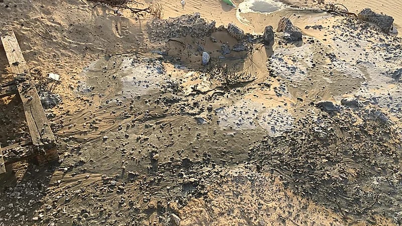 ضبط معدة تقوم بتفريغ الخرسانة في أرض فضاء بالخبر