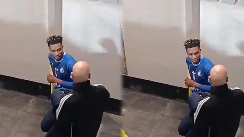 مهاجم الاستقلال في غرفة تبديل ملابس النصر .. فيديو