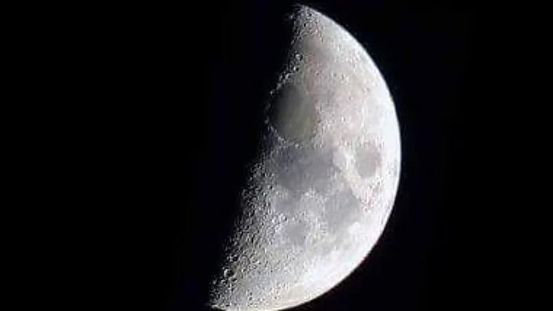 فلكية جدة: الليلة تبدأ مرحلة التربيع الأخير لقمر ذي الحجة