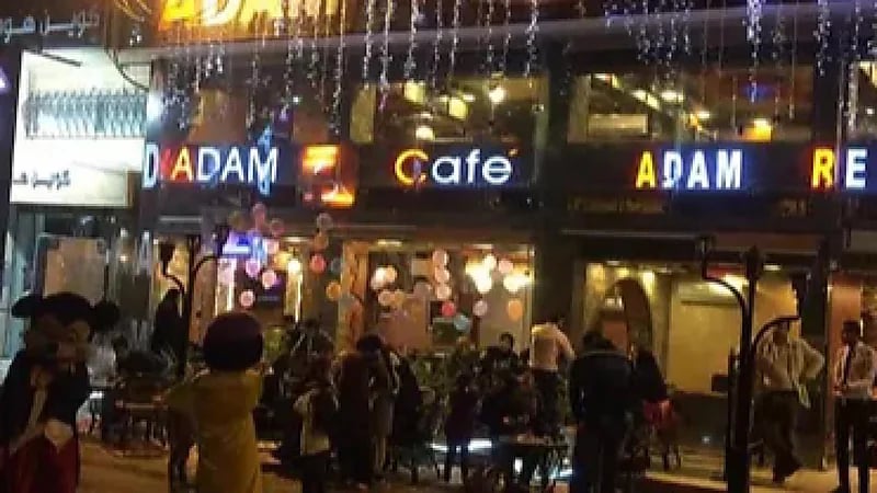 القرارات الحوثية لإغلاق مقاهٍ وأندية وصالونات باليمن تثير ضحة واسعة على مواقع التواصل