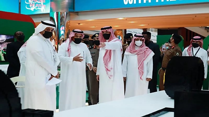 بالفيديو.. لحظة وضع اول قطعة لبناء أكبر سيارة "فورمولا1" من قطع الليغو