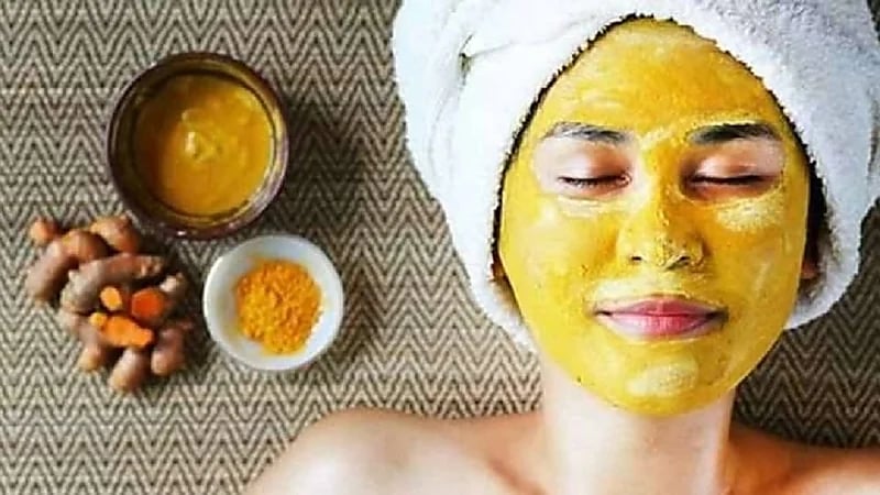 وصفات طبيعية من الكركم لتفتيح البشرة قبل العيد