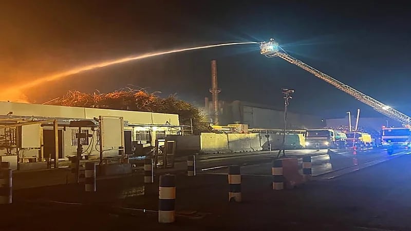 بالصور.. اندلاع حريق في أرض مسورة بجدة