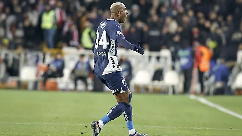 تاليسكا يقود فنربخشة للفوز على سيفاس سبور