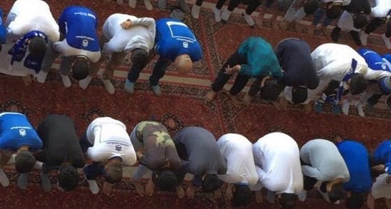 شاهد جماهير الهلال تصلي جماعة قبل لقاء أوراو