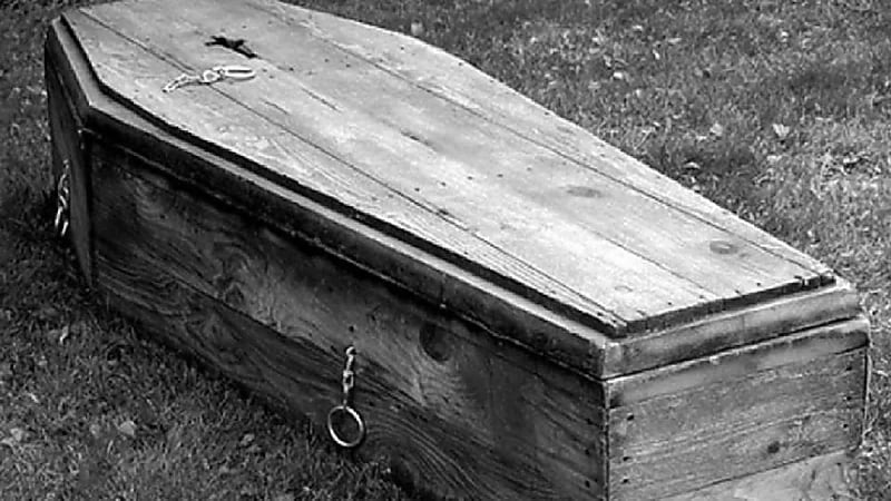 طلقات رصاص تستهدف جنازة.. و المشيعيين يتركون النعش وسط الطريق "فيديو"