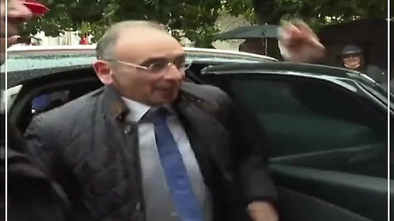 شاهد.. مسن فرنسي يضرب بيضة في رأس المرشح لرئاسة فرنسا " إريك زمور"