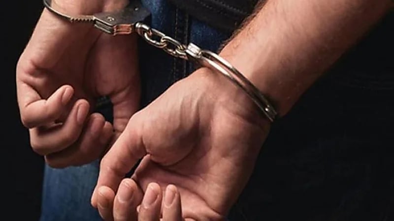 رجل يقضم أذن سيدة ليسرق سيارتها