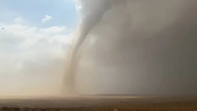 مشاهد ترصد "الإعصار القمعى" بجنوب مكة.. فيديو