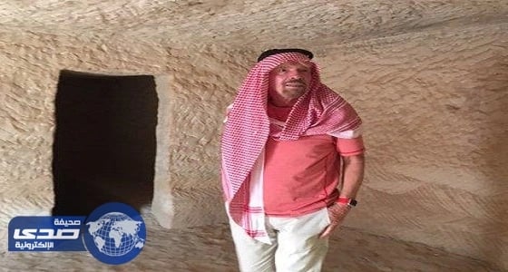بالصور.. مالك "فيرجن" يرتدي الشماغ أثناء زيارته لمدائن صالح