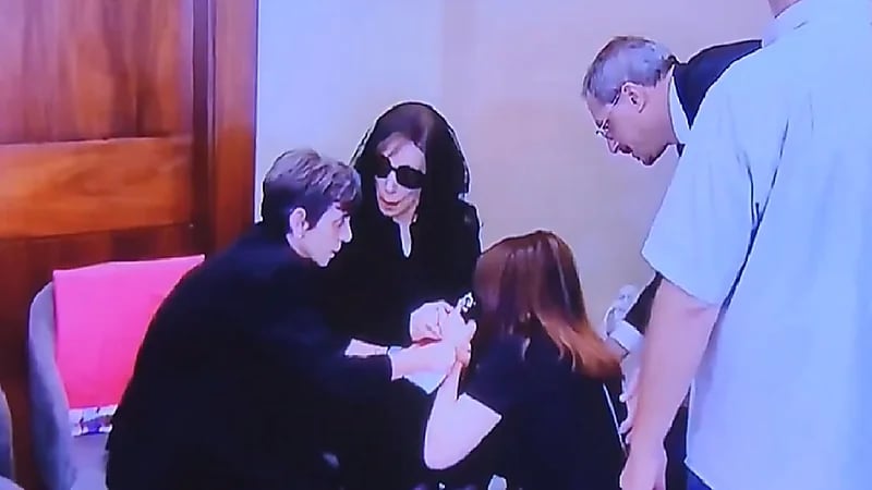 ماجدة الرومي تنحني أرضًا لتقديم العزاء للسيدة فيروز بوفاة ابنها.. فيديو