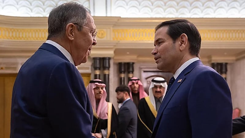 وزيرا الخارجية الأمريكي والروسي يتصافحان لأول مرة منذ سنوات في قصر الدرعية