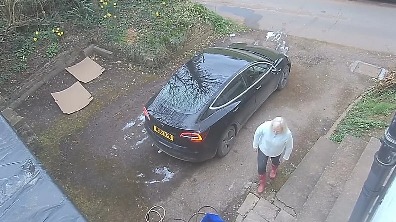 بالفيديو.. لحظة سقوط امرأة في «بئر صرف» قديم بمنزلها