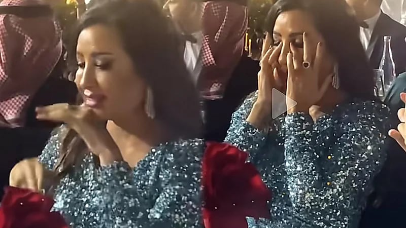 بكاء الفنانة لطيفة أثناء تكريمها.. فيديو