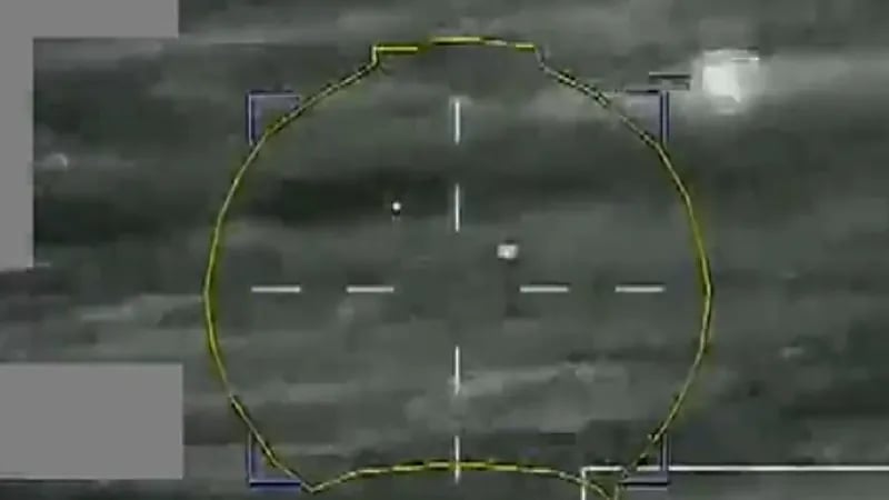 بالفيديو.. "التحالف" يوثق لحظة اعتراض وتدمير مسيرتين بالأجواء اليمنية