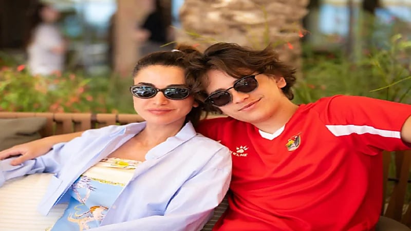 أناقة الملكة رانيا مع ابنها هاشم في العيد ومتابعيها: ما شاء الله حلوين