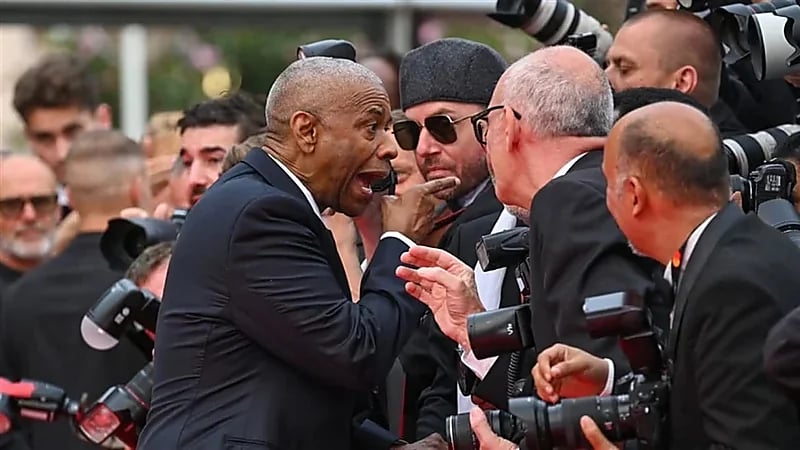 غضب دينزل واشنطن في وجه مصور بسبب لمسة استفزازية.. فيديو