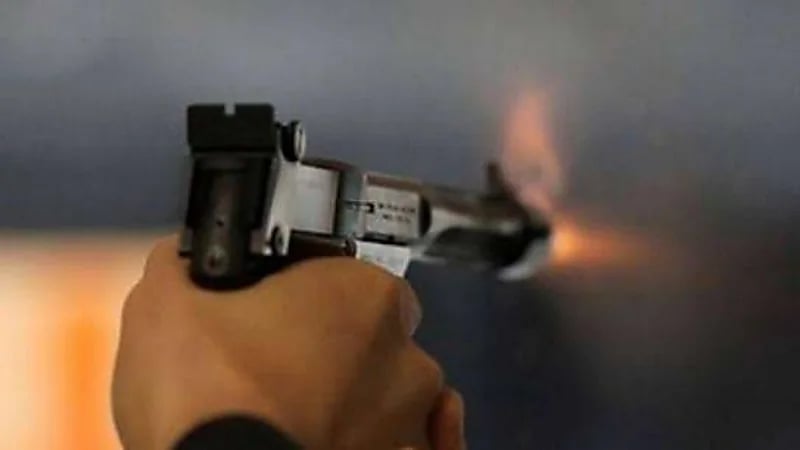 رجل يطلق النار على ابنته لزواجها من شريكه السابق بالعمل