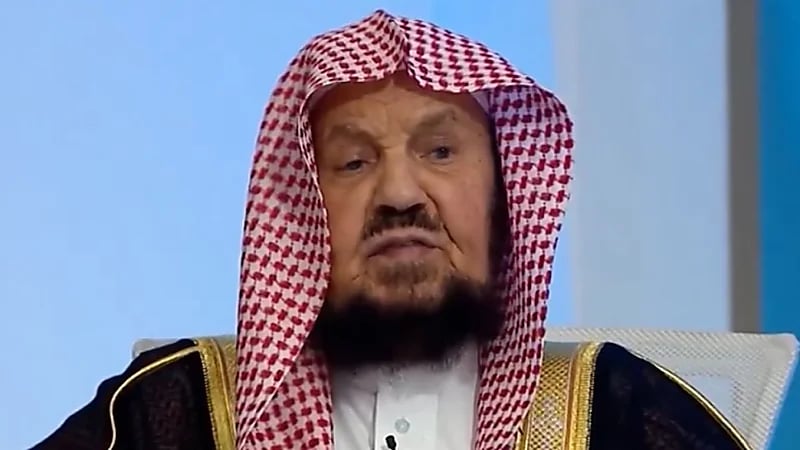 المنيع يوضح هل يفطر المسافر حسب غروب الشمس في بلده أو البلد المسافر إليها .. فيديو