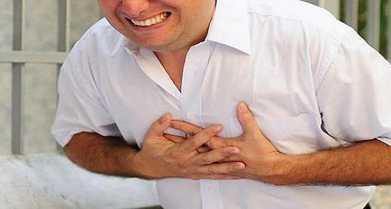 خطوات الإسعافات الأولية لشخص أصيب بسكتة قلبية