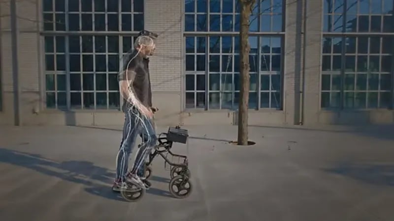 اختراع جهاز يعيد مصابًا بالشلل للمشي مجدداً