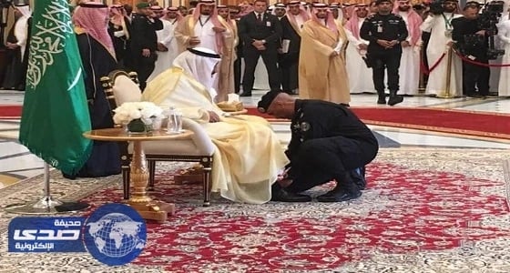 لقطة للعميد الفغم وخادم الحرمين تلفت انتباه العالم